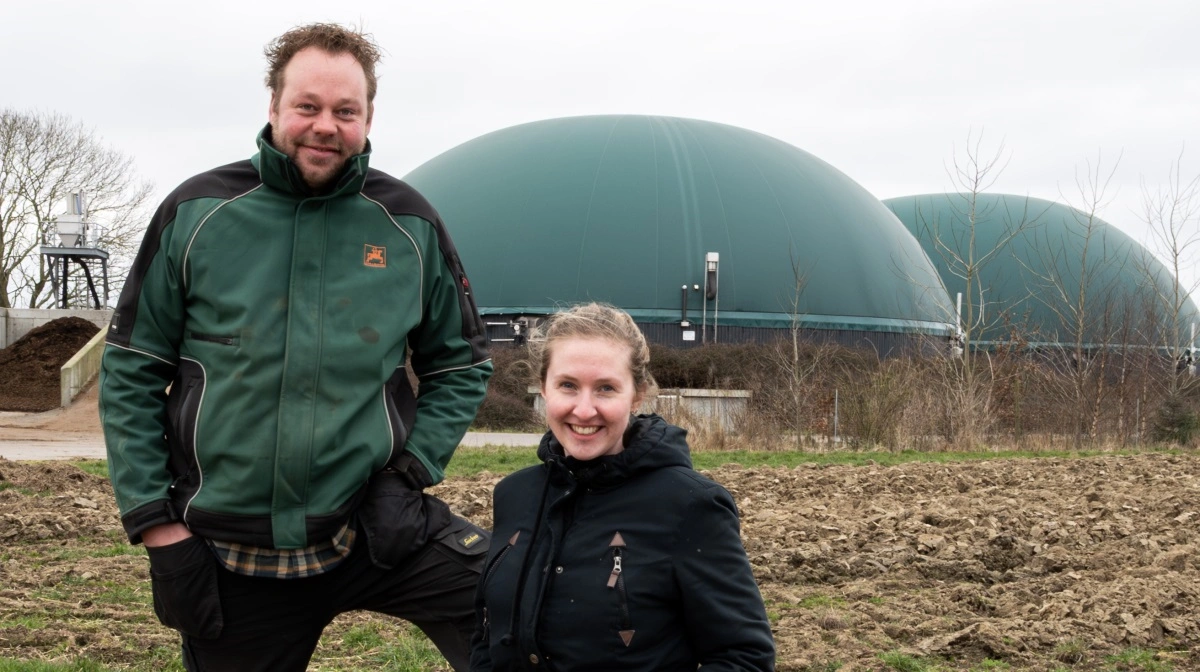 Christian og Nicole Westerdijk har boet sammen i 10 år og føler sig godt tilpas i de nye omgivelser i Vestsjælland. Christians bror, Daniel, var travlt optaget i marken, da billedet blev taget. Fotos: Ulrik Larsen
