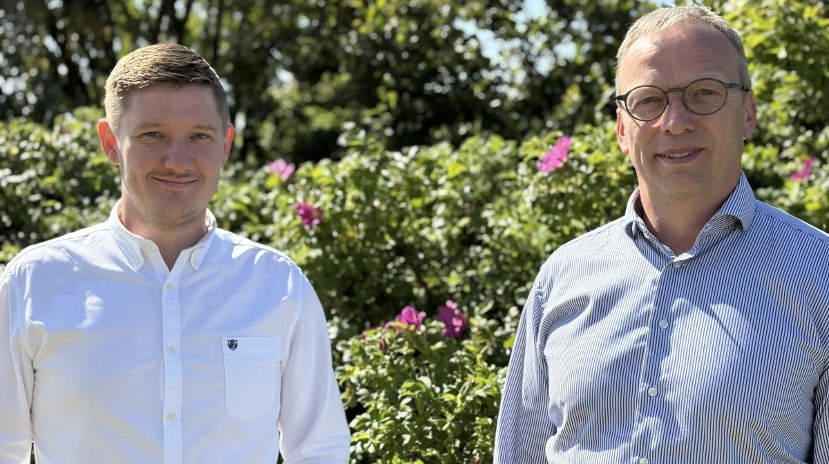 Ole Sand (til højre) stopper som leder af Fjordland Mægler, for at bruge flere kræfter på at sælge ejendomme. I stedet skal der yngre kræfter til på chefkontoret i form af Tobias Bruun Kvejborg. Foto: Fjrodland Mægler