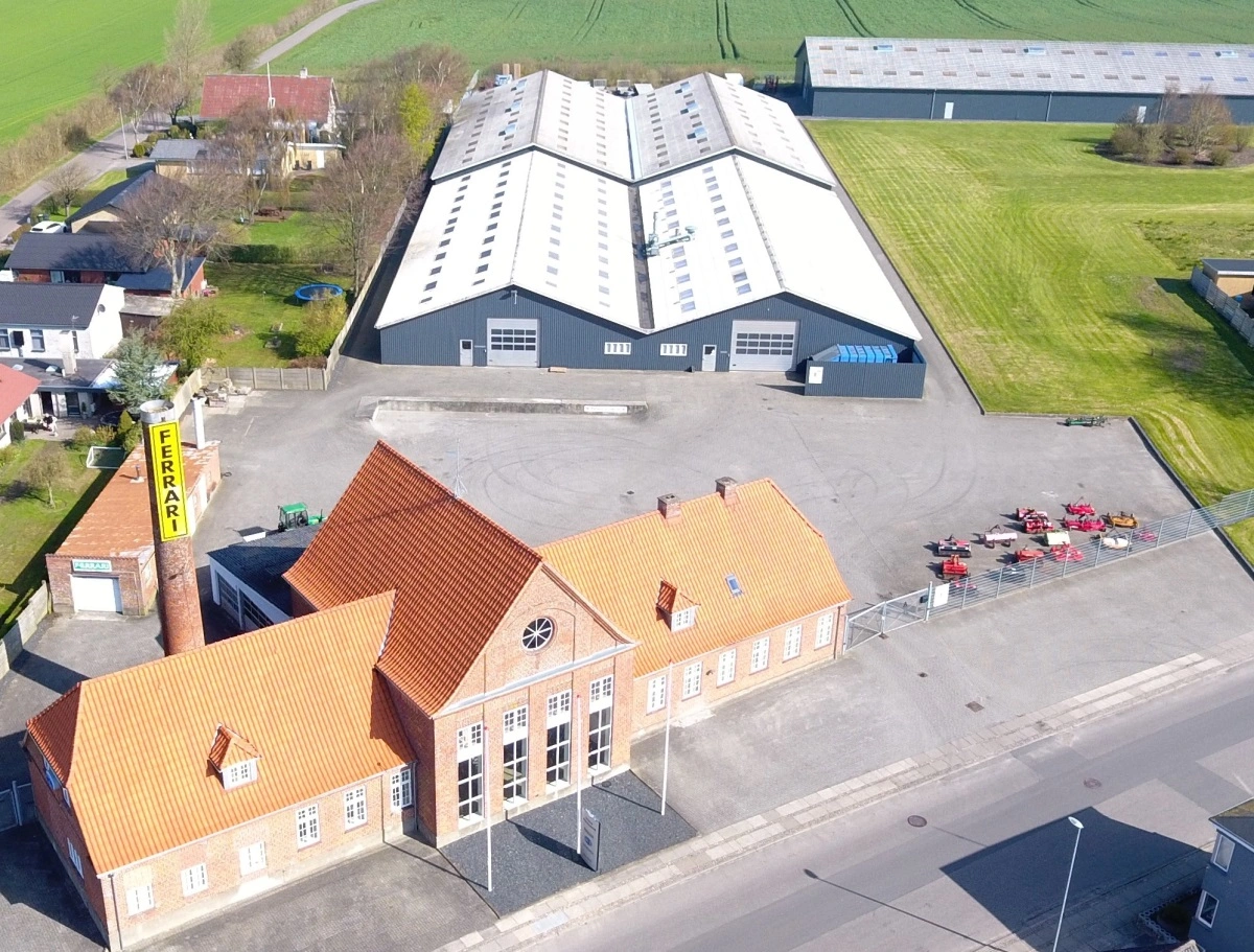 I 1970 startede virksomheden i det nedlagte mejeri med brugtvognshandel, og i nu 32 år har Sønderup Maskinhandel importeret norditalienske maskiner til den grønne sektor. Med udvidelser ad flere omgange rådes der i dag over 6.000 kvadratmeter under tag i den himmerlandske landsby.