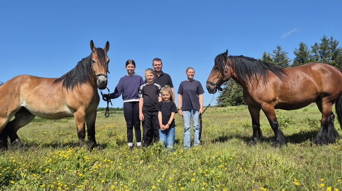Hele familien er klar til jubilæumsfejring på Landsskuet, Mikkel Holm og Anne Jørgensen, samt parrets tre døtre, Ida, Lærke og Marie. Fotos: Tenna Bang