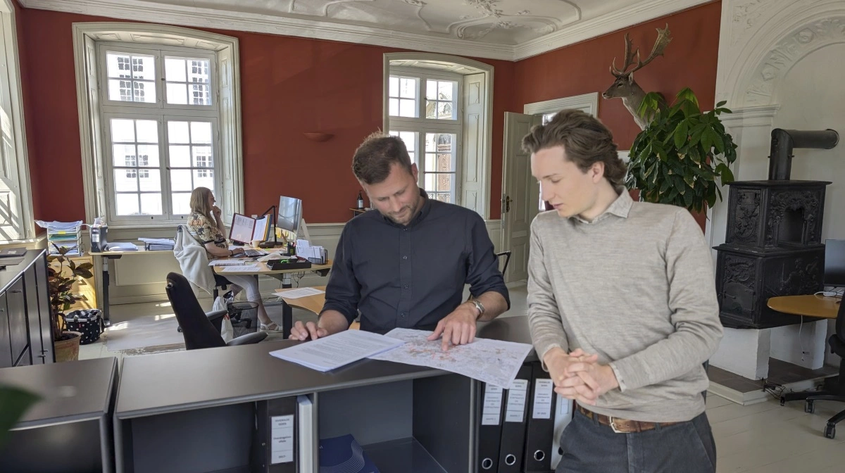 På godskontoret har direktør Peter Borg Lange (tv) og godsejer Carl Johan greve Ahlefeldt-Laurvig-Lehn en tæt dialog om beslutninger og strategien for Hvidkilde Gods.