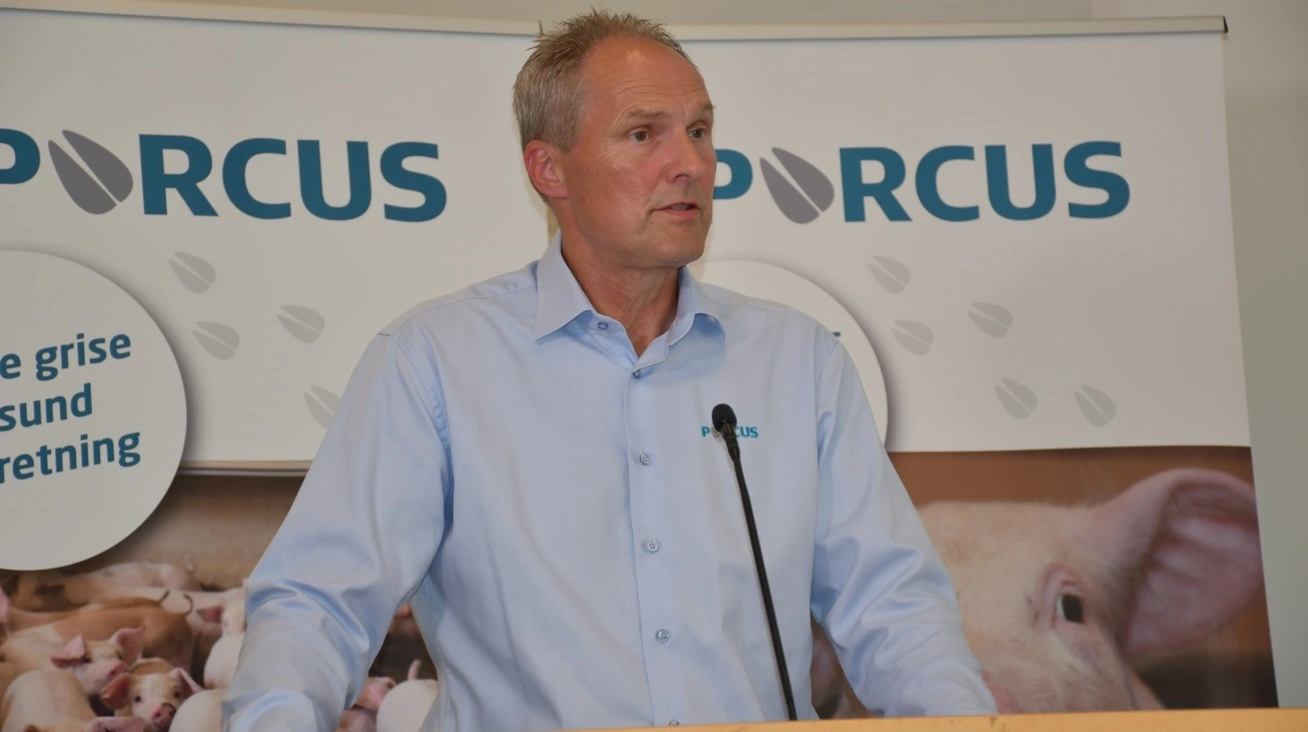 Dyrlæge Hans Bundgaard, der fra talerstolen i Odense gennemgik resultaterne for året i Porcus-gruppen Fokus 35 Vital. Foto: Camilla Bønløkke