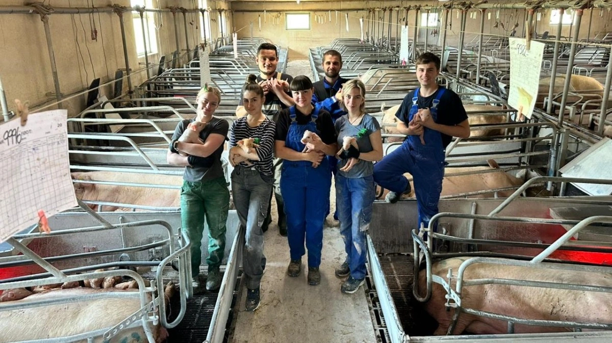 Mandskabet fra I/S Lundsgård. Bagerst fra venstre: Roman og Wowa. Forrest fra venstre: Katja, Viktoria, Anna, Kate og Max. 
