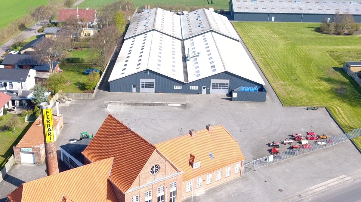 I 1970 startede virksomheden i det nedlagte mejeri med brugtvognshandel, og i nu 32 år har Sønderup Maskinhandel importeret norditalienske maskiner til den grønne sektor. Med udvidelser ad flere omgange rådes der i dag over 6.000 kvadratmeter under tag i den himmerlandske landsby.