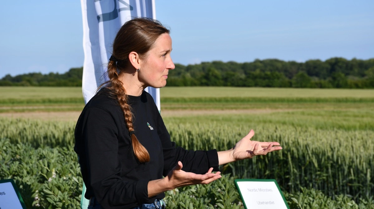 Mette Sponseller fra Nordic Microbes fangede også de fremmødtes interesse, da hun i hestebønner forklarede om, hvordan bejdsning med de dansk producerede midler, kan booste væksten.