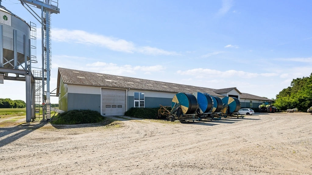 Moderne maskinpark og store lagerfaciliteter er en del af det samlede ejendomskompleks.