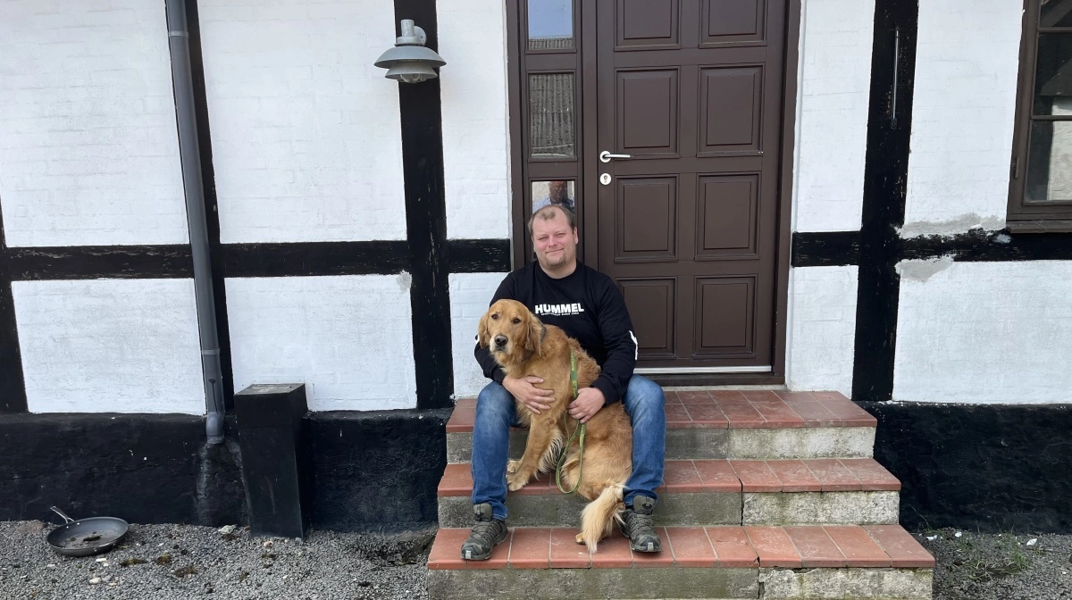 Golden retrieveren hedder Atlas, og landmanden hedder Jakob. Makkerparret nyder tilværelsen på midten af Bornholm.