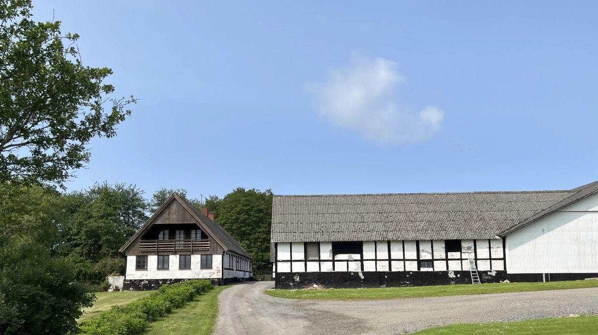Jakob Tolstrup er født på bindingsværksgården, som hans far i sin tid købte i fri handel.