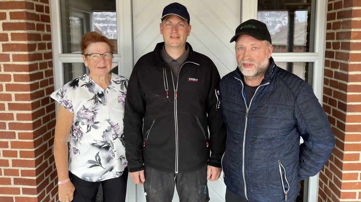 Grethe og Peter Juul Eggersgaard har overdraget gården til sønnen Asger. Den ældre generation bor nu til leje i stuehuset på Elmshøj.