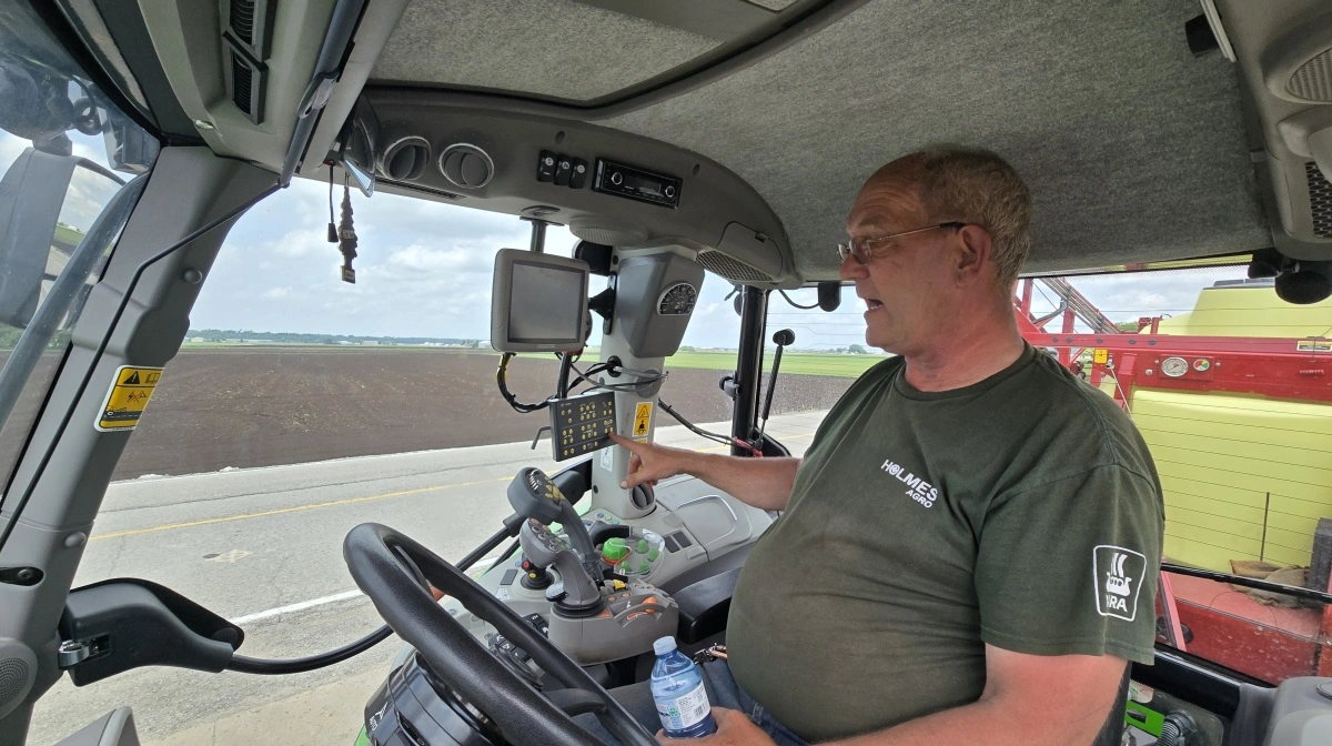 Det eneste, Bill Eek beklager sig over ved sin nye Hardi-sprøjte, er den boks, han peger på. Jeg har de samme knapper på mit joystick, så den er overflødig, viser han.