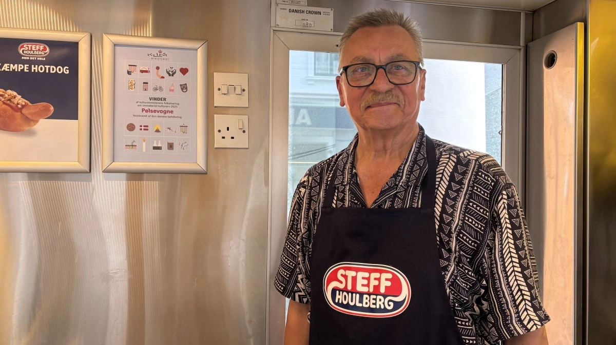 Allan Wrona, der er indehaver af pølsevognen Allans Pølser på Kgs. Nytorv i København, modtog diplomet på vegne af alle sine kolleger. Foto: Danish Crown