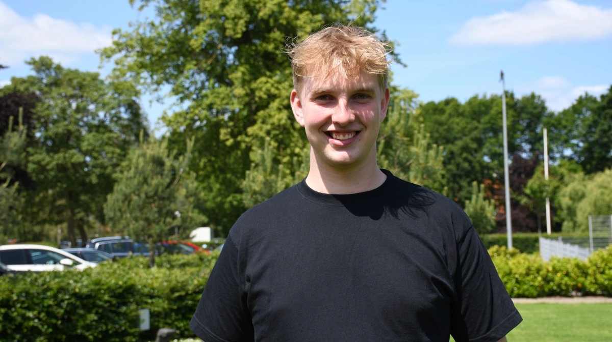 - Jeg har været i praktik, hvor der var grise. Jeg kunne godt lide arbejdstiderne, men jeg føler, det er lidt indelukket i en grisestald i forhold til hos køerne, fortæller Jeppe Dam Nielsen. 