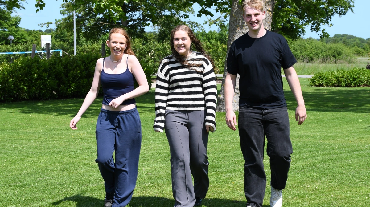 Sara, Aya og Jeppe er alle tre glade for tiltaget på Gråsten Landbrugsskole, hvor de kommer ud i praktik hos producenter i grisekorpset. 