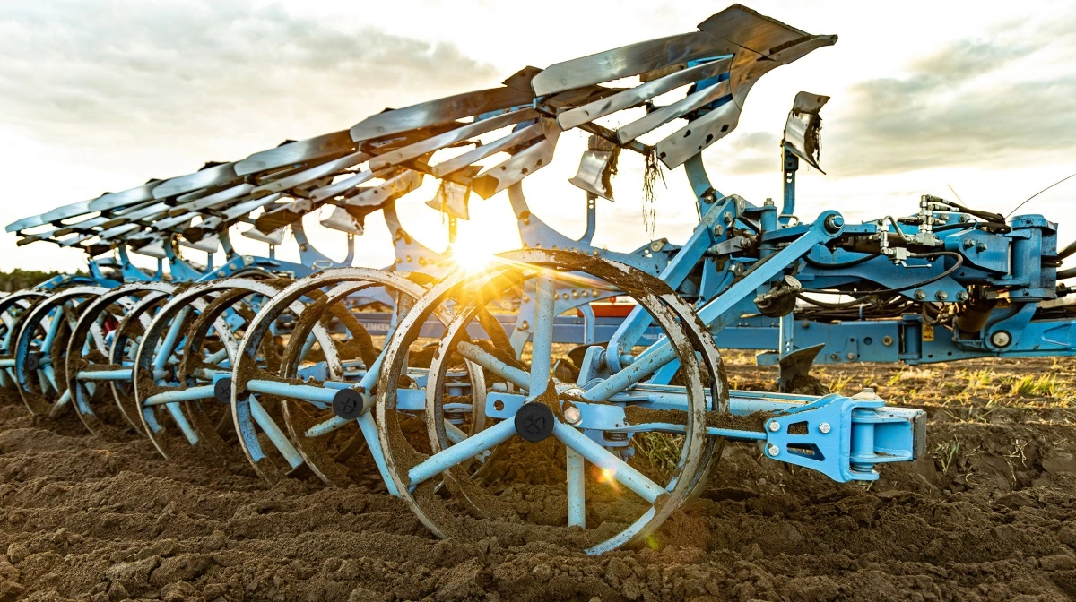 Lemken udvider mulighederne for effektiv jordbearbejdning med en ny version af den bugserede Diamant 18. Vendeploven kan nu leveres med en fuldt integreret FlexPack pakkervalse, som arbejder parallelt med plovrammen. Løsningen er rettet mod større bedrifter og maskinstationer, der vil have færre arbejdsgange. Pressefoto