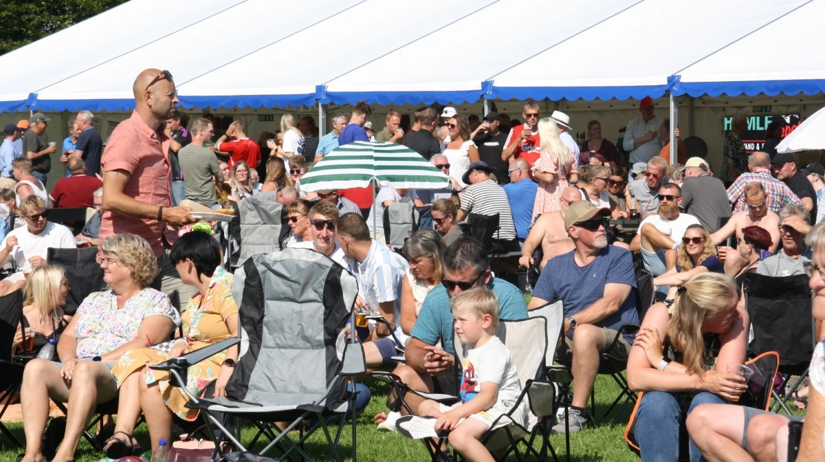 Danmark Dejligst Festival har en helt særlig slags støtte i ryggen – nemlig fra over 4.000 malkekøer og deres ejere - muuuuligvis landets mest kreative sponsoraftale. Fotos: Saga Kommunikation