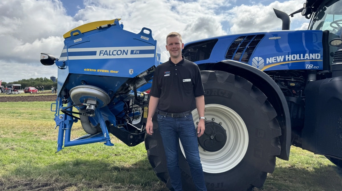 Farmet Falcon FH-fronttanken er designet, så den er tæt på traktoren. Fotos: Kasper Stougård 
