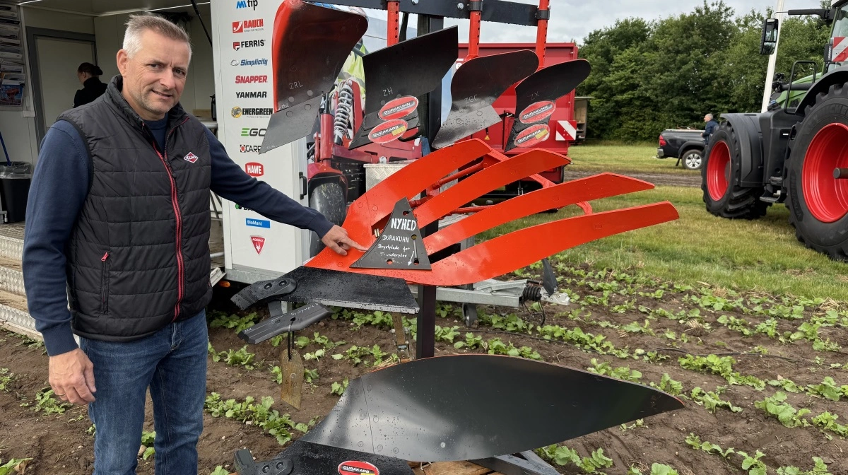 På Dansk Markdemo havde den nye DuraKuhn-brystplade officiel Danmarkspremiere. Produktchef Per Monk Rasmussen fra MI forklarer, at Kuhn har udstyret pladen med en påsvejset hårdmetalbelægning i den mest udsatte slidzone, som fordobler levetiden sammenlignet med standardløsninger. Den nye brystplade er en del af en større opdatering af sliddeleprogrammet. Foto: Per Jørgensen