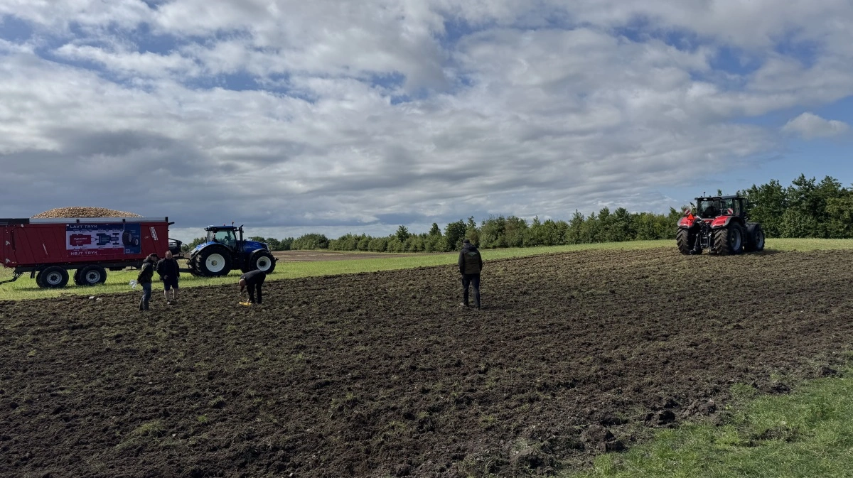 Testarealet var grubbet forud for demonstrationen. Dermed var der skabt optimale forhold for jordpakning. 