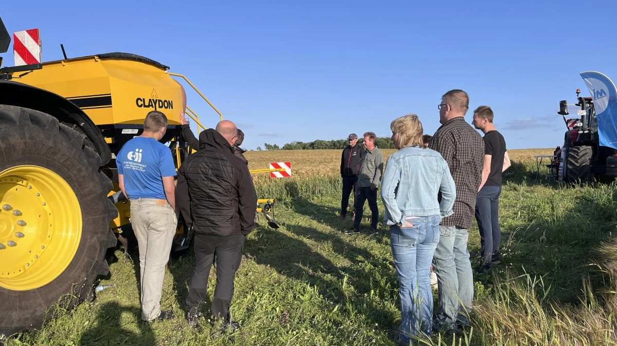 I strålende solskin kunne de fremmødte opleve demonstrationer af avanceret udstyr og teknologiske løsninger direkte i marken ved Bygholm Markdag. Pressefoto
