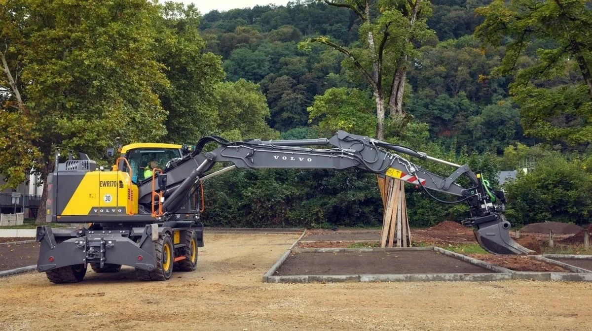 Volvo Construction Equipment (Volvo CE) har taget sine førsteklasses EWR170- og EWR150-gravemaskiner på hjul med kort sving til nye højder med en ny generation, der har en udtrækkelig stige, som er den bedste i branchen, og som giver sikrere adgang end nogensinde før, skriver producenten i en pressemeddelelse. Pressefoto