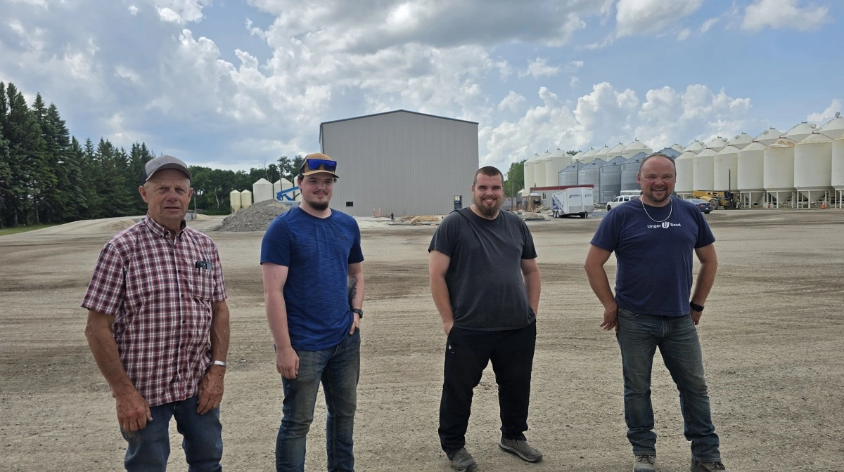 Velkomst af tre generationer på den 2.000 hektar store Unger Seed Farm. Fra højre er det ejer Darcy Unger, hans to sønner Colton og Austin Unger, og til venstre farfar Ron Unger. Fotos: Jørgen P. Jensen