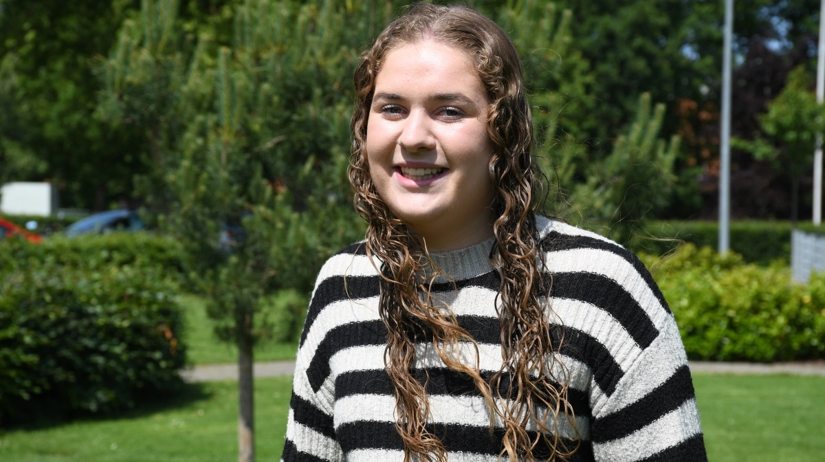17-årige Aya Sofie Samsø Jensen fik interesse for grisene på baggrund af oplevelserne i praktikdagene med grisekorpset.