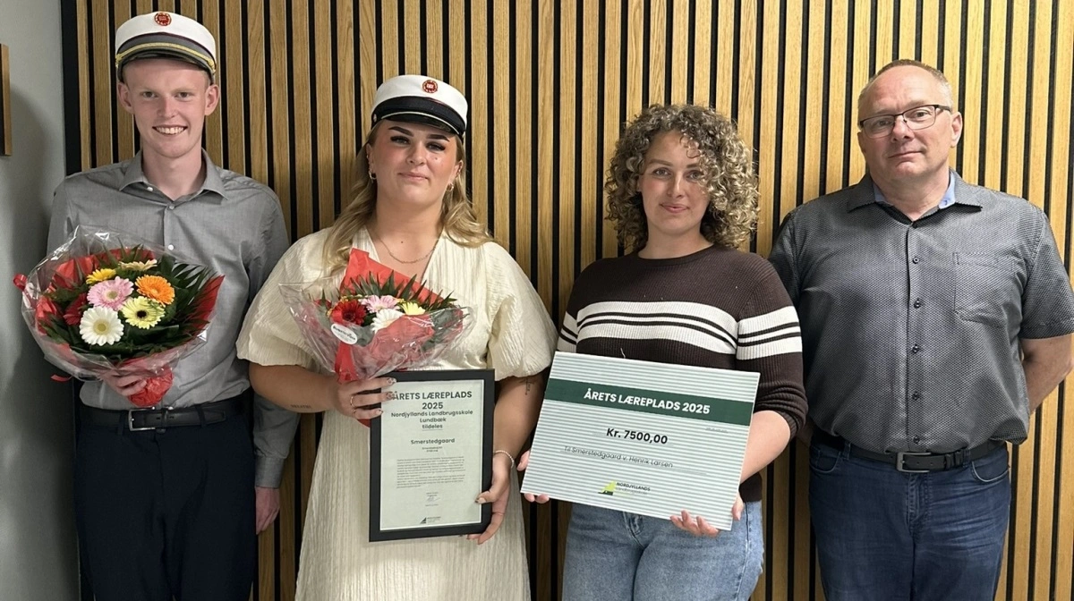 På billedet fra venstre: Jacob Lindgaard Poulsen, Katrine Sørensen, som begge er elever ved Henrik Larsen, og driftsleder Anne Mette Christiansen, som modtog prisen af Torben Farum på vegne af dommerkomitéen. Foto: Nordjyllands Landbrugsskole