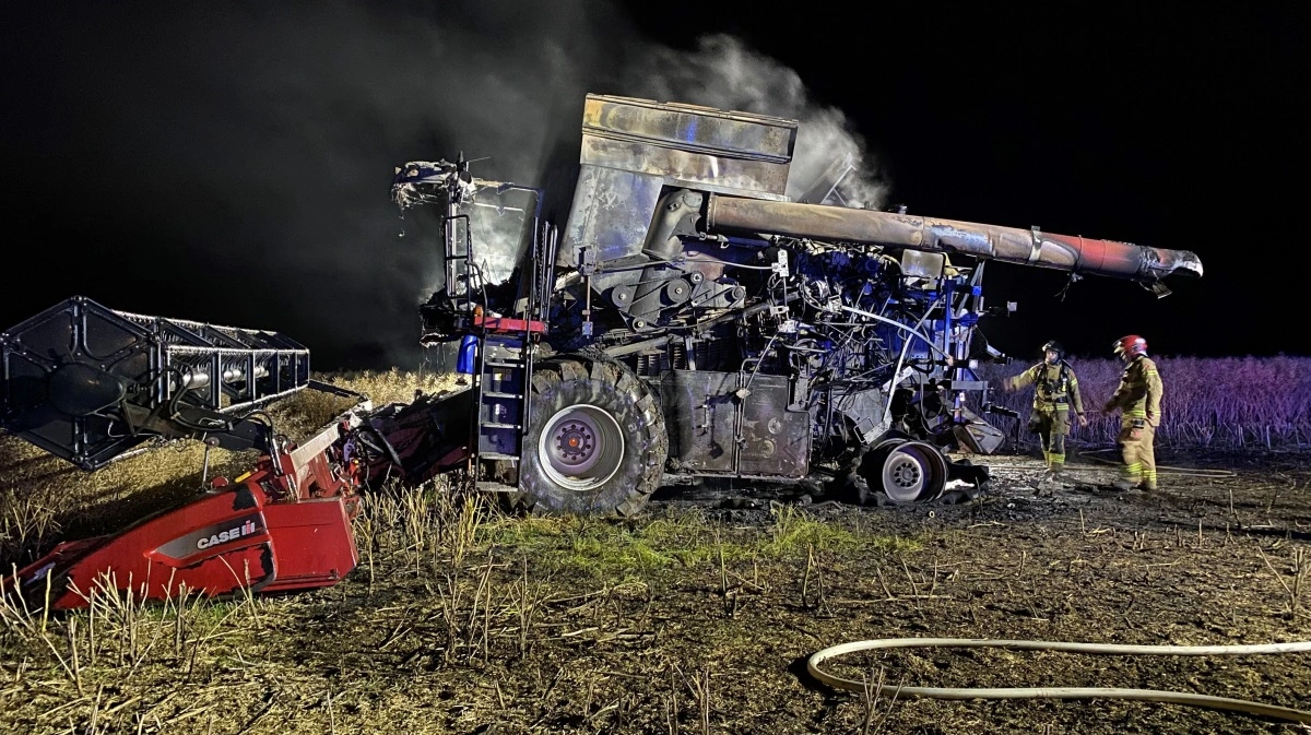 Ofte vil det være varmen fra motoren, et leje eller udstødningssystemet, der antænder støv og halmrester, så et automatisk brandslukningssystem er kun et supplement til at holde alle maskiner rene gennem  høsten. Foto: Sydøstjyllands Brandvæsen