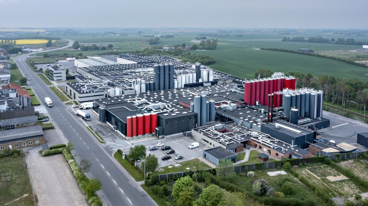 Mejeriet i Holstebro producerer årligt omkring 155.000 ton smør og smørbare produkter som Lurpak og Kærgården, mens der også produceres omkring 119.000 ton flødeost. Foto: Arla