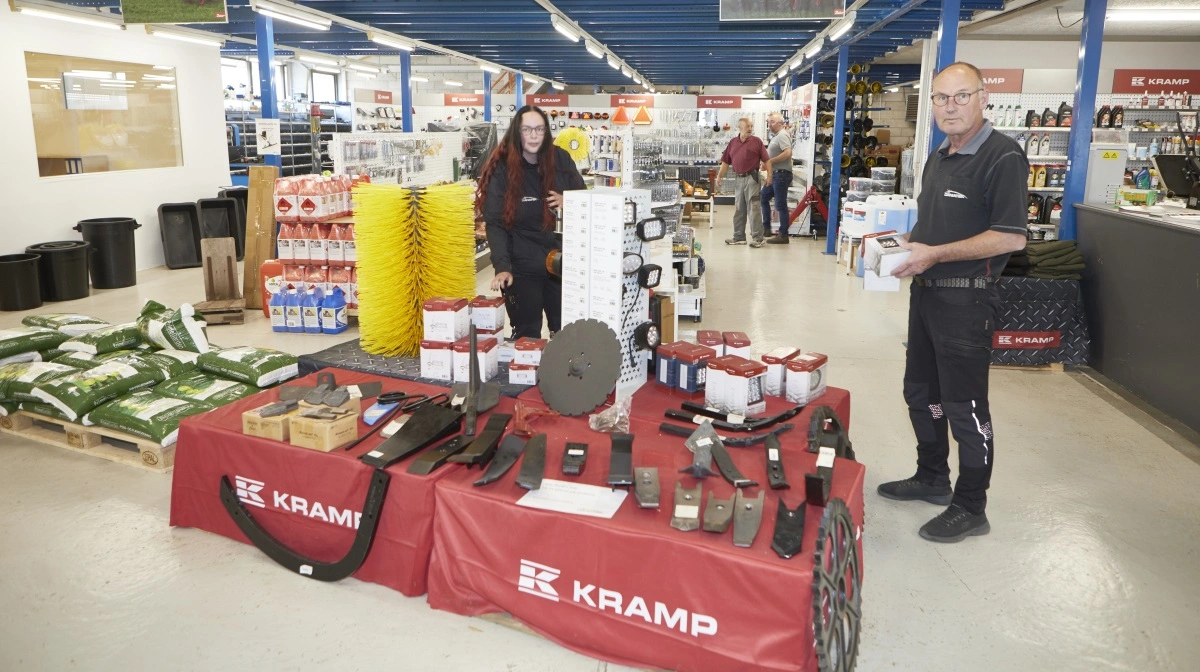 Danatek har en stor butik og webshop med ikke mindst produkter fra Kramp-grossisten. På billedet Kirstine Hastrup og Karsten Sørensen, der tager sig af lagerstyringen og ekspeditionen af mange butiks- og reservedele.
