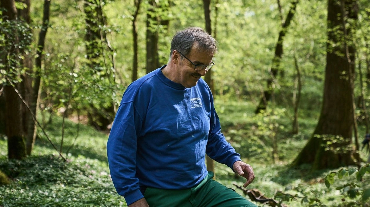Christian Gylling Jensen i skoven ved siden af sin ejendom. Foto: Photopop