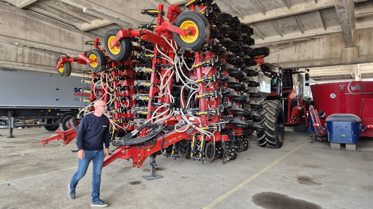 Den canadiske Bourgault-såmaskine er én af i alt syv såmaskiner på Sadala Agro. Foto: FRDK