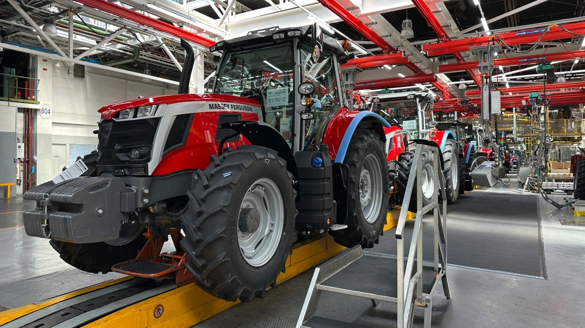 Det moderne produktionsanlæg i Beauvais kombinerer højautomatiserede processer med specialiseret fagarbejde og er kernen i Massey Fergusons europæiske traktorproduktion. Her bygges modeller fra 95 til 425 hk, blandt andet MF 8S og MF 9S på produktionslinjerne, der løbende er blevet opgraderet med nye teknologier og effektiviseret via investeringer på over 250 millioner euro siden 2019.