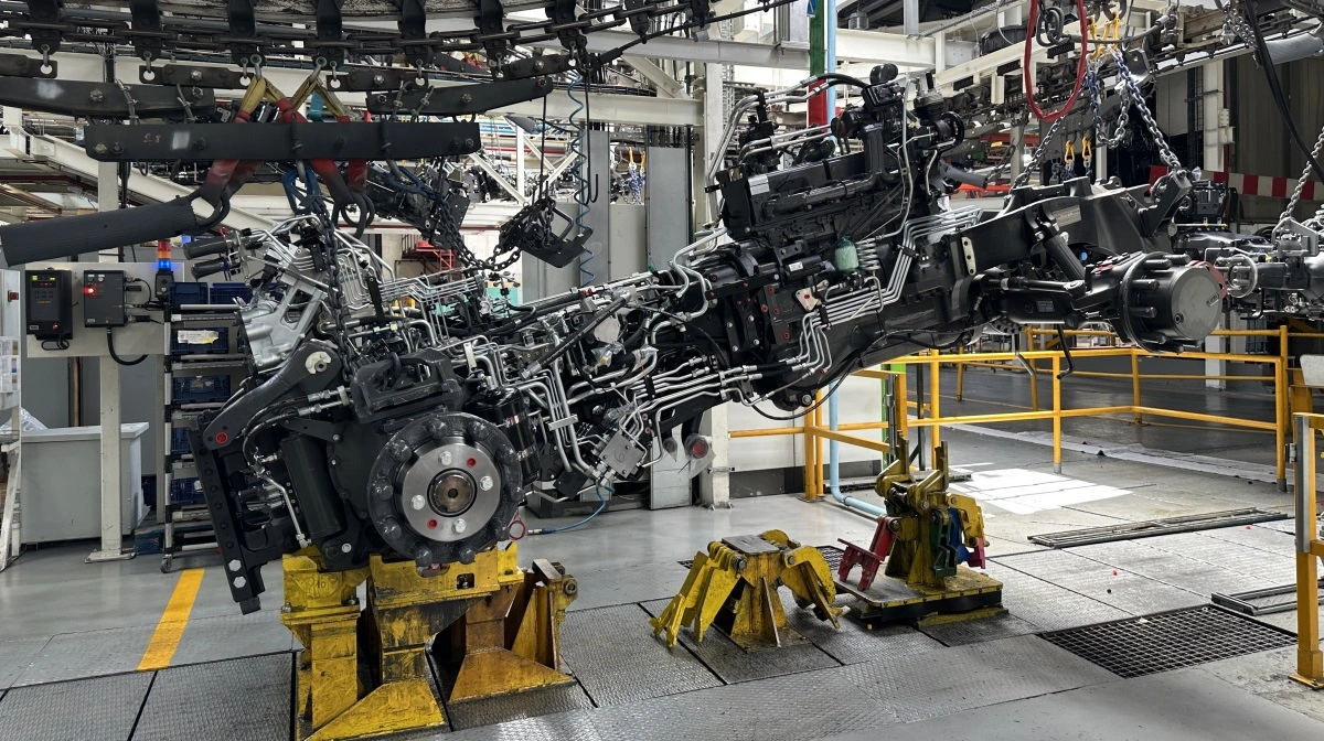 Her ses main-assembly-line på fabrikken i Beauvais. Her samles transmission, bagtøj og hydraulik i ét sammenhængende chassismodul. På billedet ses den avancerede rørlægning og de hydrauliske kredsløb, der udgør hjertet i en Massey Ferguson-traktor.