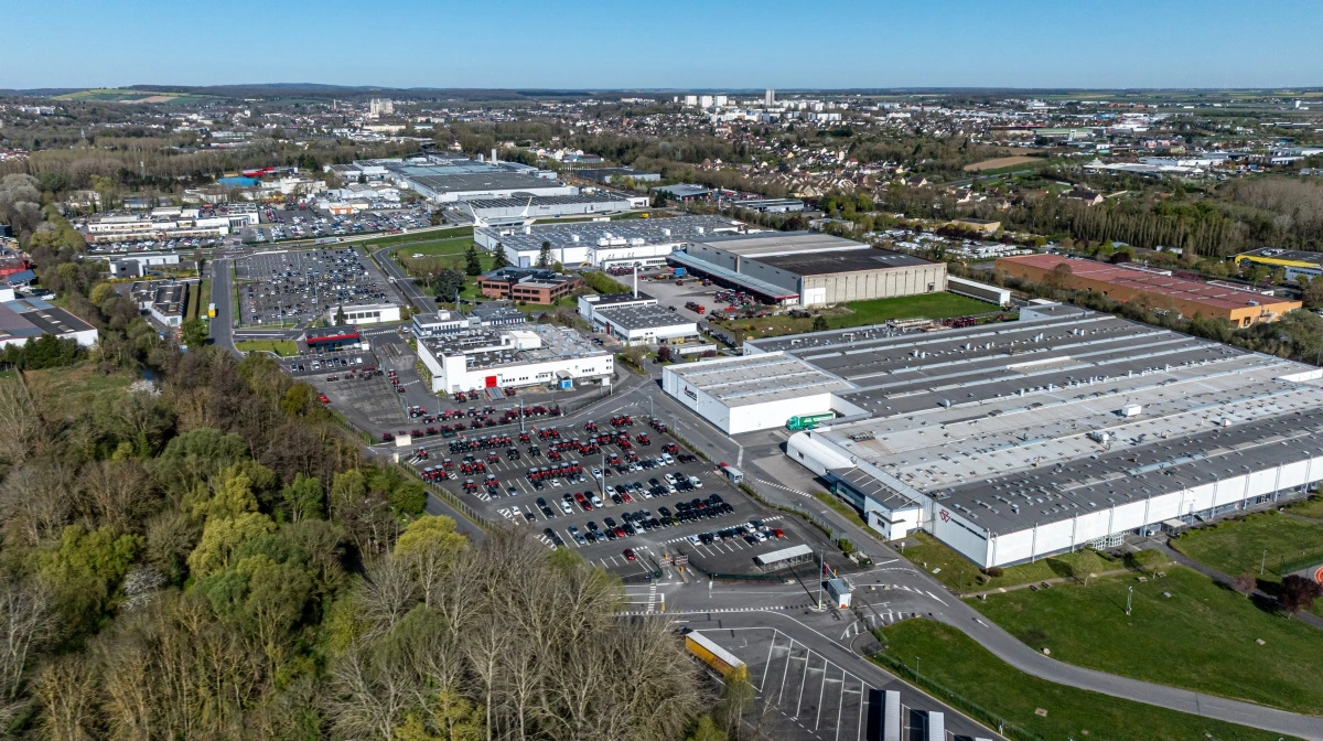 Beauvais-fabrikken nord for Paris udgør Massey Fergusons globale hovedsæde for både traktorproduktion, udvikling og teknologisk innovation. Det 54 hektar store campusområde består af fire produktionsenheder og har kapacitet til at fremstille op til 20.000 traktorer årligt. Mere end 80 procent af produktionen eksporteres til over 70 lande verden over, som gør Beauvais til Frankrigs største eksportvirksomhed for landbrugsmaskiner. Fotos: Agco