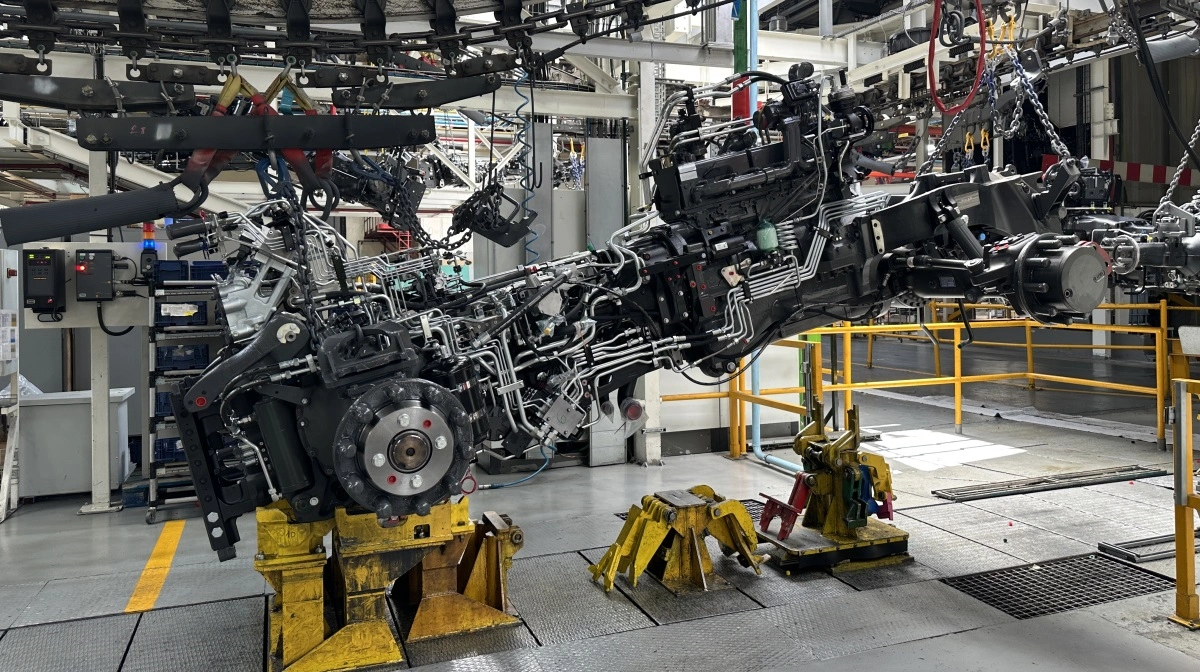 Her ses main-assembly-line på fabrikken i Beauvais. Her samles transmission, bagtøj og hydraulik i ét sammenhængende chassismodul. På billedet ses den avancerede rørlægning og de hydrauliske kredsløb, der udgør hjertet i en Massey Ferguson-traktor.