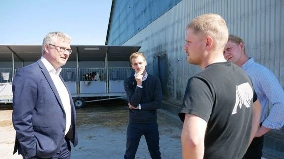 Minister Jacob Jensen i samtale med mælkeproducent Frederik Grubbe fra Fyn, formand for LandboUngdom Christian Orthmann og formand for LandboUngdoms politiske udvalg Søren Bank. Foto: Ditte Jensen 