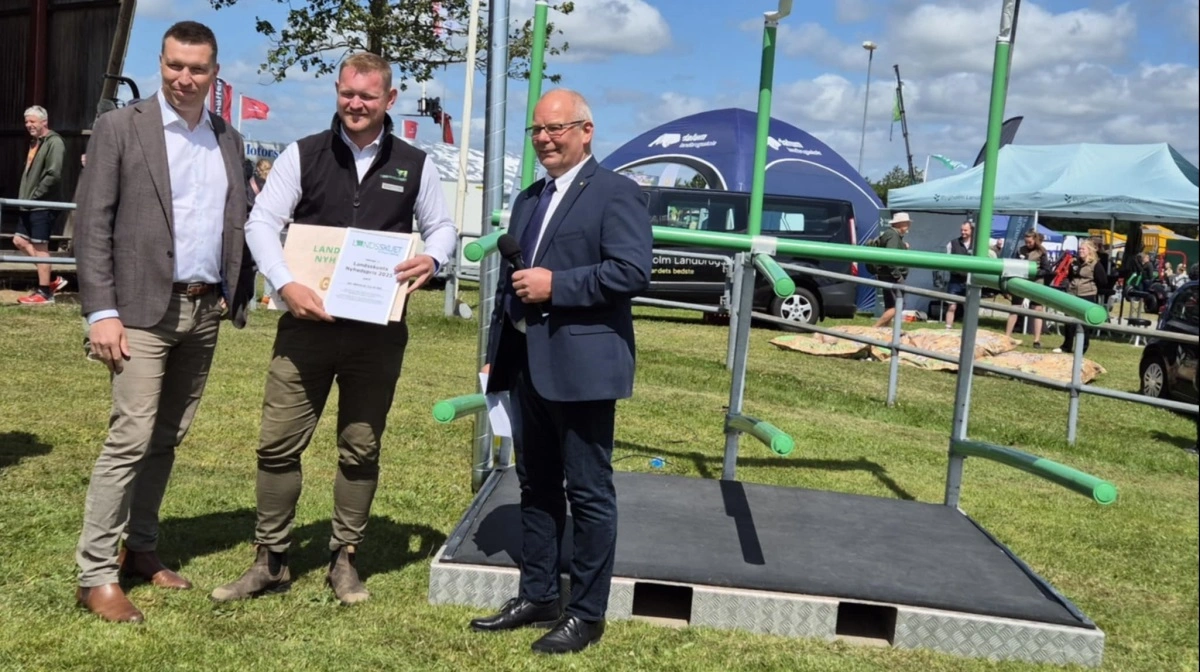 Cow Welfare vandt nyhedsprisen med deres Flex Air Stall – et ventilationssystem, som sender frisk luft ud til køerne gennem inventaret. Prisen blev overrakt af skuets formand Kristian Gade (th) og formanden for Landbrug & Fødevarer Søren Søndergaard. 