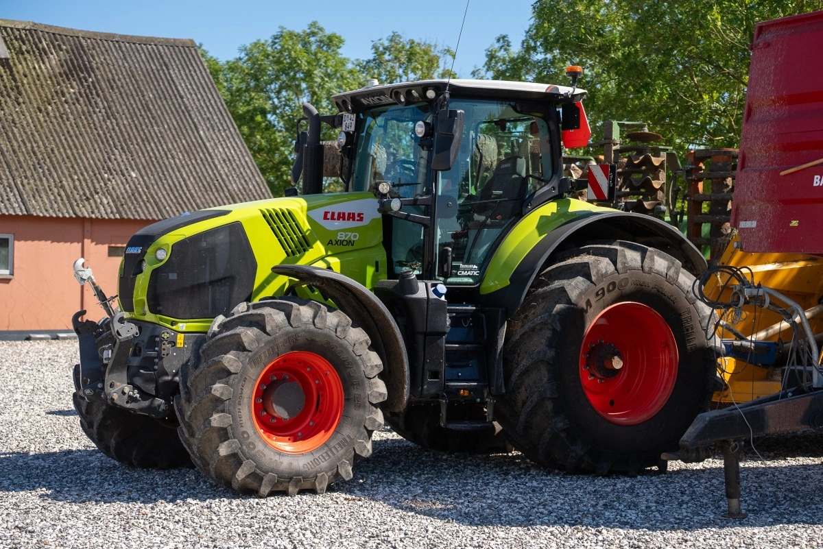 CLAAS AXION 870 hos Molbo Agro – en kraftfuld og komfortabel traktor, som gør en forskel i det bæredygtige markbrug.