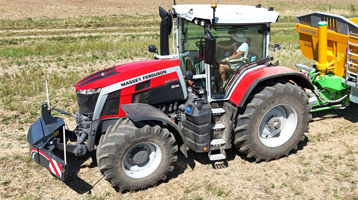 MF 8S Xtra-serien dækker fra 205 til 305 hk og byder på opgraderet kabine, nye betjeningsfunktioner, vendbar køleblæser og mulighed for 360 graders LED-arbejdslys. Transmissionen fås som Dyna-7, Dyna E-Power eller trinløs Dyna-VT, og serien er forberedt til præcisionsarbejde med MF Guide og Section Control. Fotos: Per Jørgensen