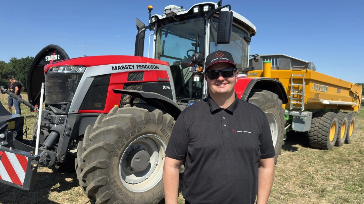 - MF 8S Xtra har fået vendbar ventilator, stærkere lys, opdateret køling, nyt rat og mulighed for Apple CarPlay. Alt sammen på baggrund af kundernes ønsker, siger Klaus I. Kjær, Sales Support Specialist hos Massey Ferguson Danmark. Han forventer øget salg og fortæller, at modellen vises i Danmark til september.