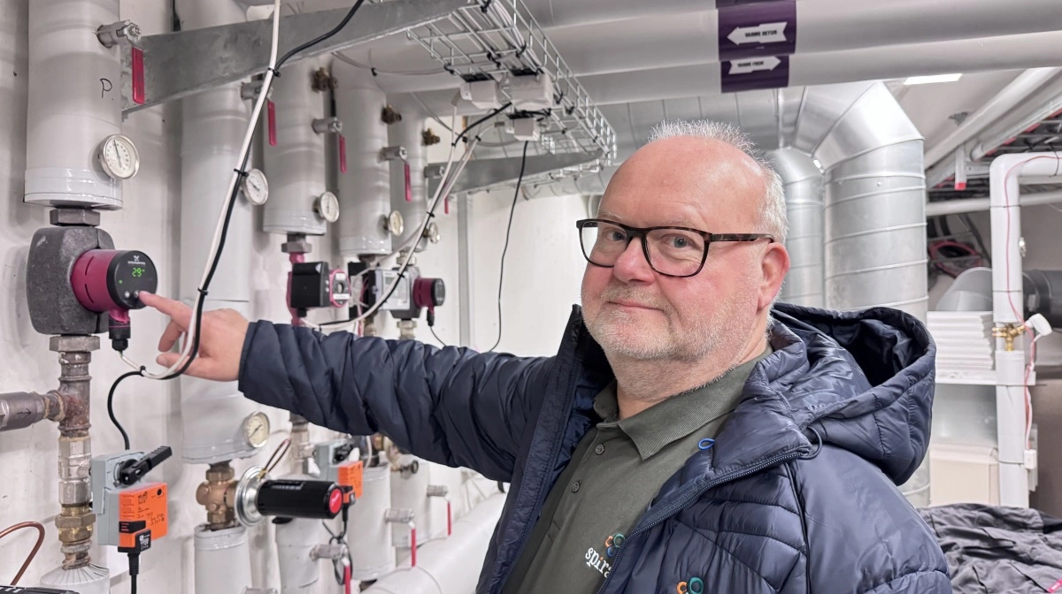 Energirådgiver Kent Bisgaard er ikke overrasket over sagen. Han ser lignende eksempler igen og igen:

- Det er hårrejsende, hvad vi ser derude. Nogle firmaer laver ordentlige beregninger og leverer gode løsninger, men der er desværre også mange, der sælger batteriløsninger uden overhovedet at forstå landmandens reelle behov, fortæller han. Foto: Spiras