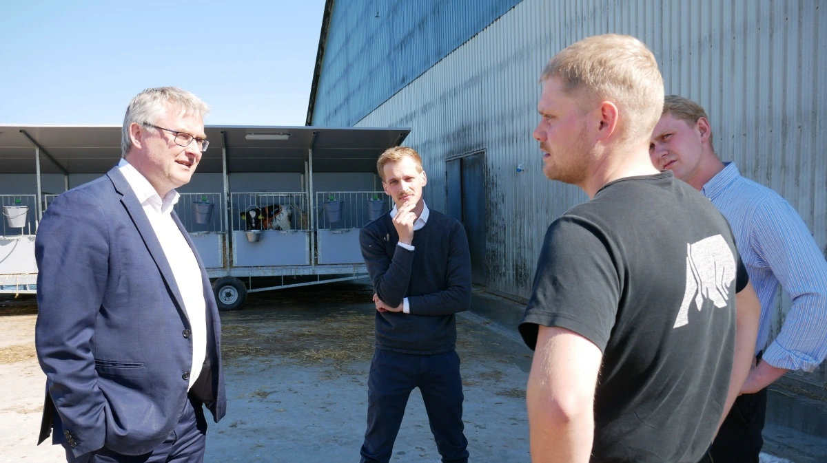 Minister Jacob Jensen i samtale med mælkeproducent Frederik Grubbe fra Fyn, formand for LandboUngdom Christian Orthmann og formand for LandboUngdoms politiske udvalg Søren Bank. Foto: LandboUngdom