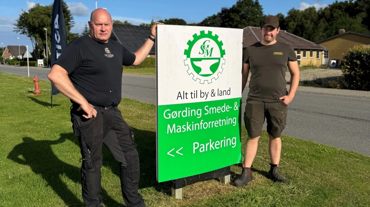 Ole og Sebastian Hansen er de nye ejere af Gørding Smedie- og Maskinforretning. De har overtaget den traditionsrige forretning med ambitionen om at genopbygge både butik og værksted. Til venstre ses Ole Hansen sammen med sønnen Sebastian. Foto: Betina Doctor Jørgensen