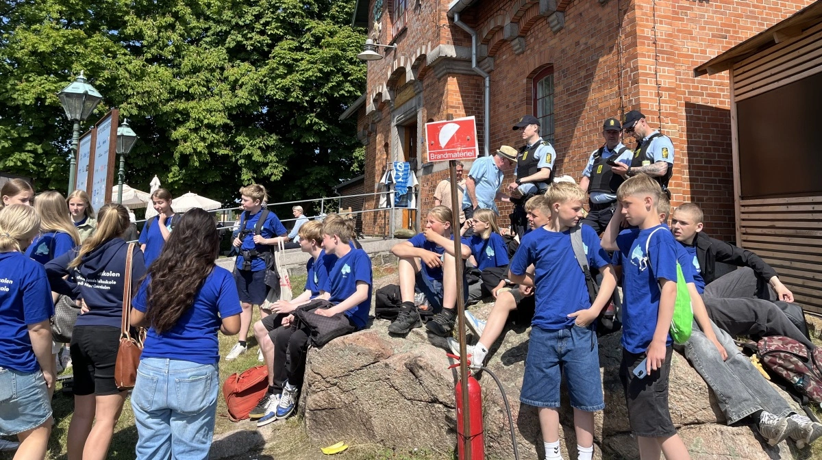 Folkemødehuset i Allinge er en af de institutioner, der nyder godt af LAG-støtten på Bornholm. Her et glimt fra årets folkemøde – med frivillige samlet foran. Også 25 andre steder i kongeriget uddeler man hvert år lignende tilskud til landdistriktsprojekter. Fotos: Christian Ingemann