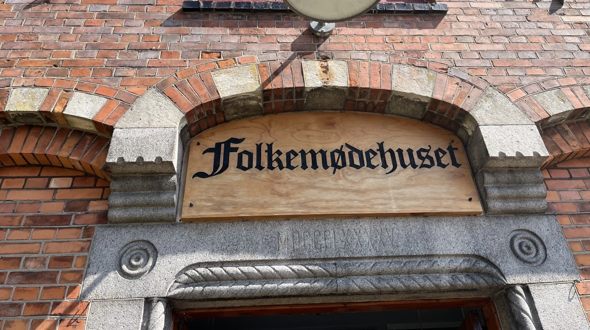 Det er en tidligere teknisk skole, der i dag huser Foreningen Folkemødets kontor.