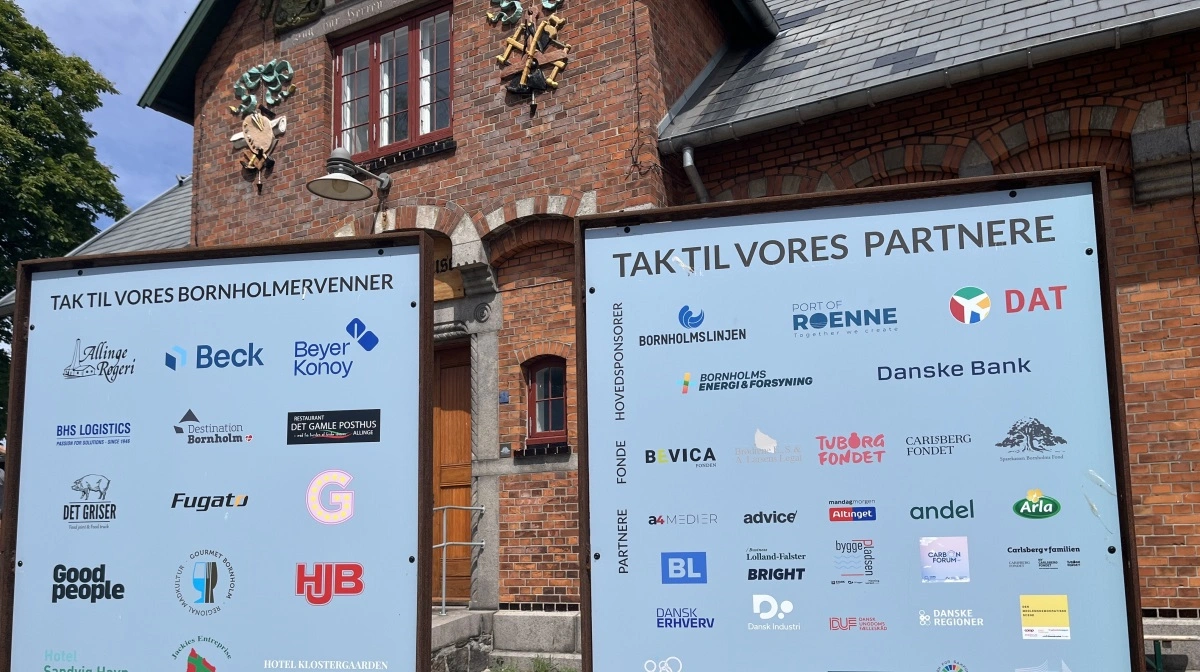 Samarbejdspartnere er der mange af, som det fremgår af skiltningen foran huset i hjertet af den årlige demokratifestival.