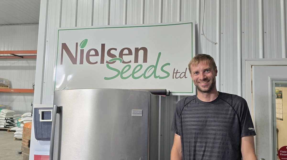 Søren Nielsen kommer fra landsbyen Klim nær Fjerritslev nord for Limfjorden og står nu her foran sit kontor på sin virksomhed, Nielsen Seeds, i Manitoba i Canada. Fotos: Jørgen P. Jensen