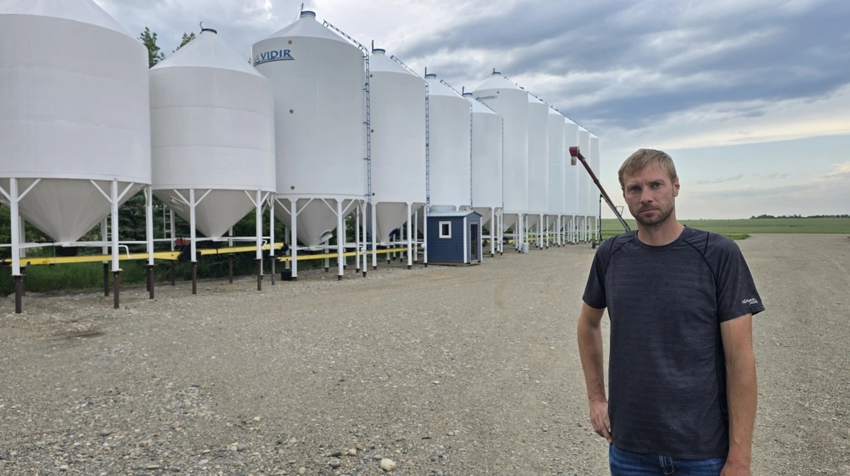 Søren modtager såsæd fra en lang række forædlere i USA og Canada og sælger det videre til områdets landmænd.