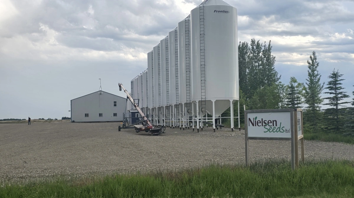Virksomheden set fra vejen ikke langt fra byen Virden i det vestligste Manitoba.